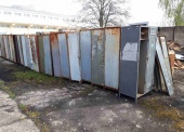 Sprzęt kwaterunkowy (z demontażu, niekompletny), pakiet zawierający 18 poz. asort. (wg oddzielnego wykazu), w tym m.in.: szafy na akta metalowe, sejfy stalowe itp. 